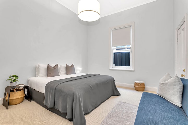 Опуштете се во пространата главна спална соба со брачен кревет (широк 150-179 см), доволно простор за складирање и смирувачки неутрални тонови за мирен ноќен сон.