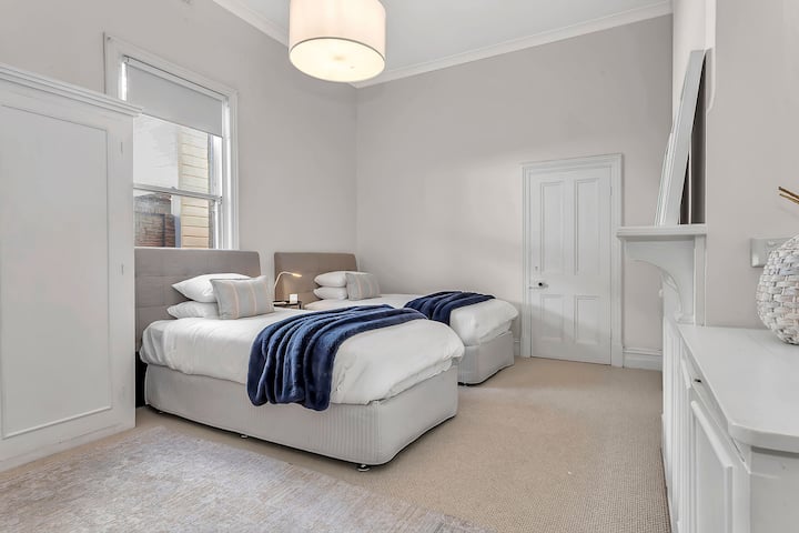 Идеална за деца или пријатели, третата спална соба има два брачни единечни кревета, доволно простор за складирање и амбиентално осветлување за мирна ноќ.