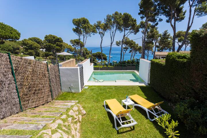 Family Beachfront Villa with Private Pool gallery image 4