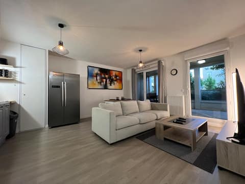 Elegant modern 1BR with terrace – Near Lyon