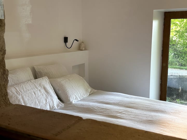 Chambre au rez-de-chaussée de la plus petite des maisons à côté de la piscine