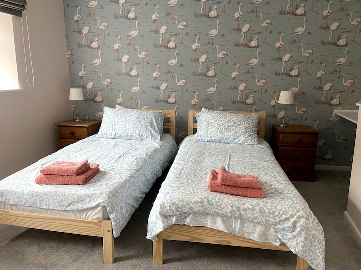 Makuuhuone 2, jossa kaksi erillistä vuodetta