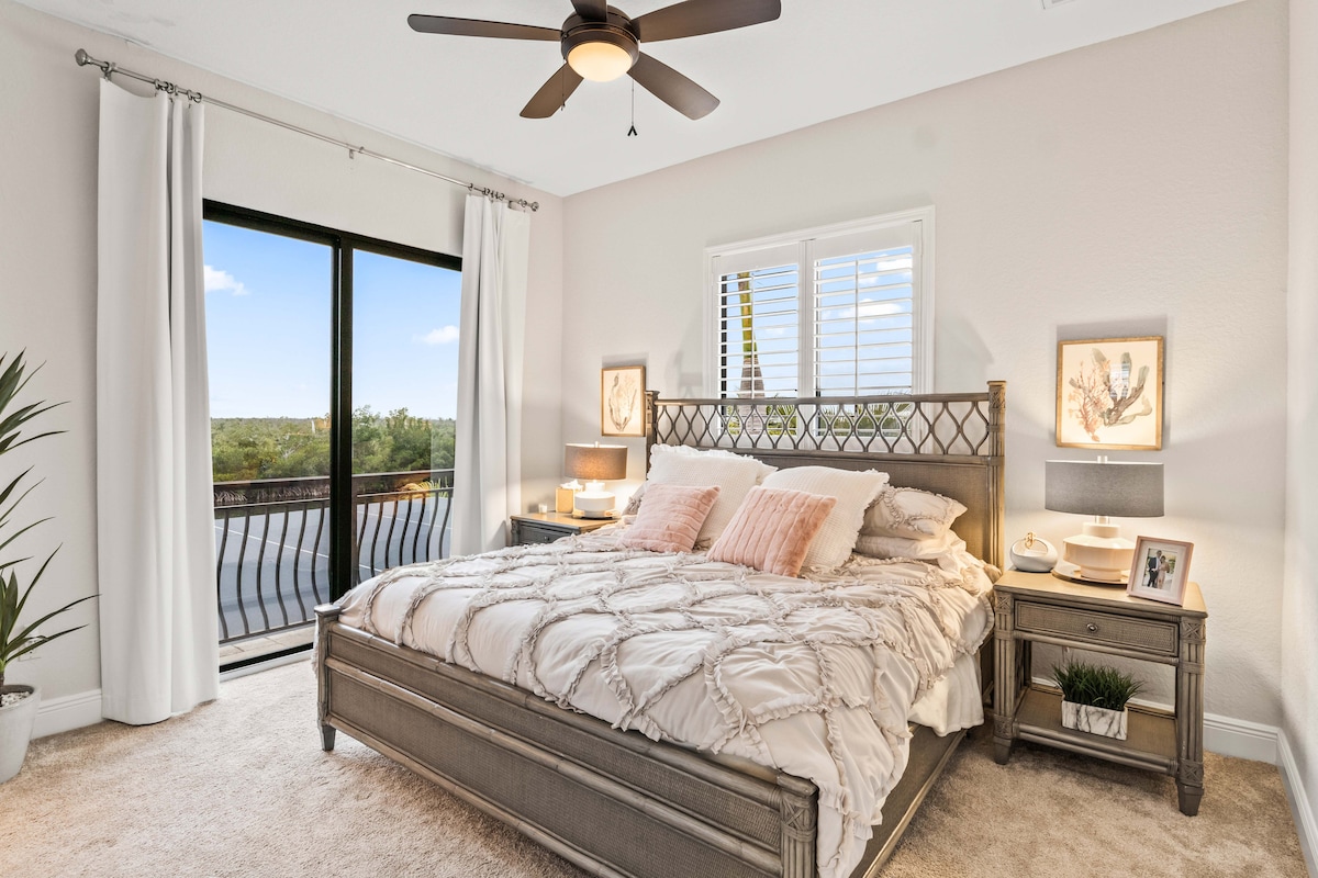 Slaapkamer met queensize bed.