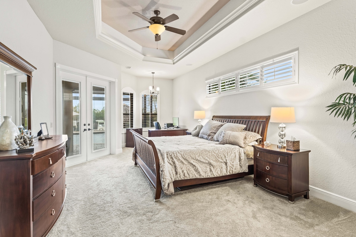 Hoofdslaapkamer met speciale werkruimte.