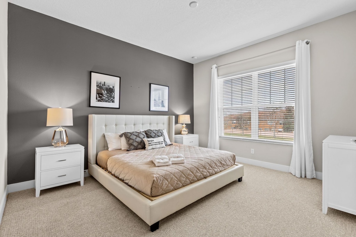 სააბაზანოსთან დაკავშირებული მეორე სართულის ლუქს‑კლასის საძინებელი, რომელშიც არის დიდი ორადგილიანი საწოლი და ტელევიზორი