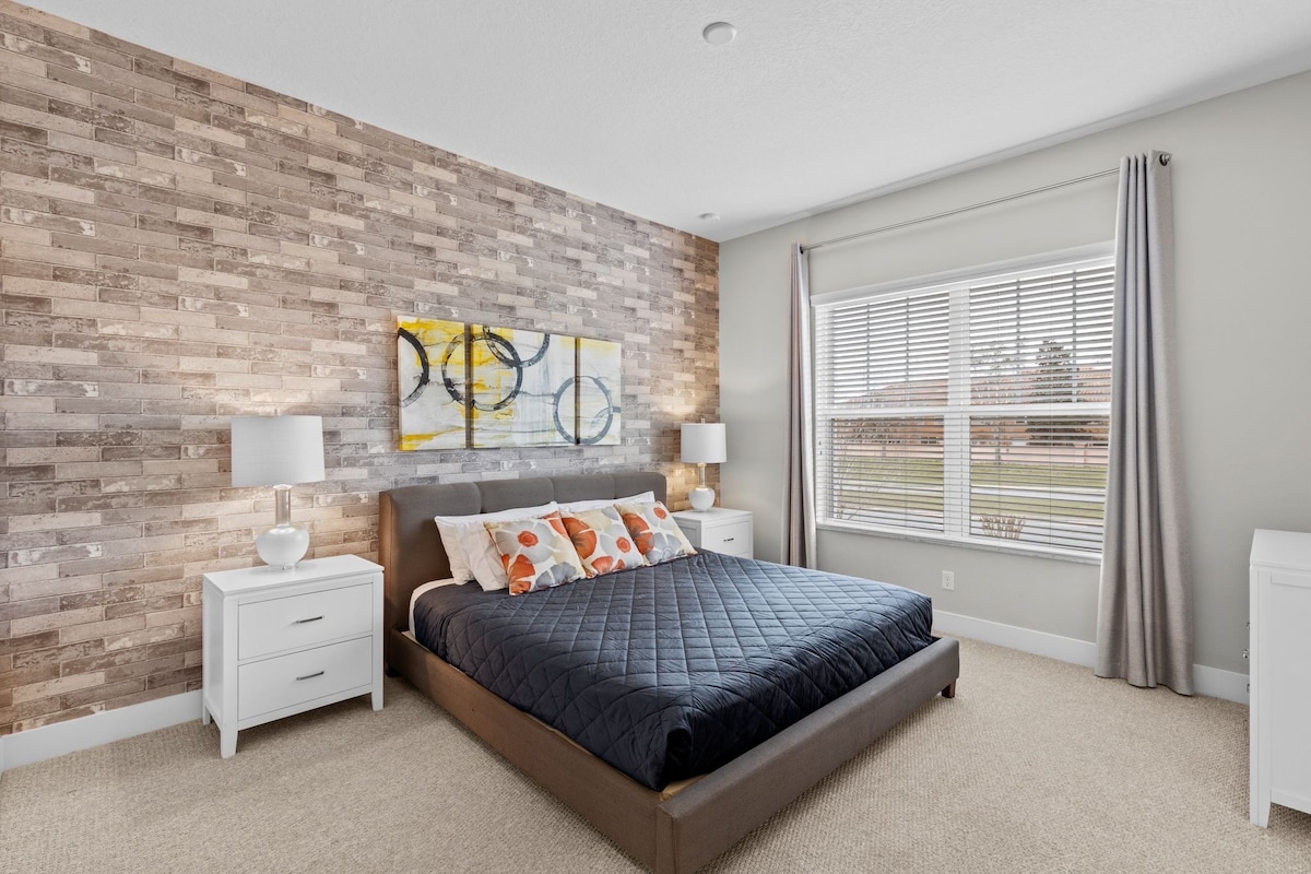 მესამე სართულზე, საძინებლის ტიპის ნომერი საწოლით 193×203 სმ, ტელევიზორით