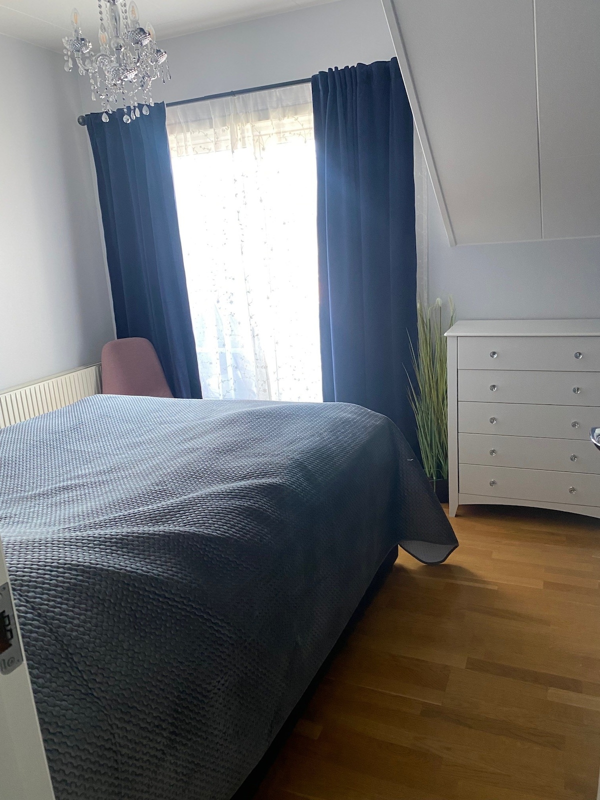 Chumba kikuu cha kulala kwenye ghorofa ya 2 na kitanda cha watu wawili, kabati la kujipambia na kutoka kwenda kwenye roshani.