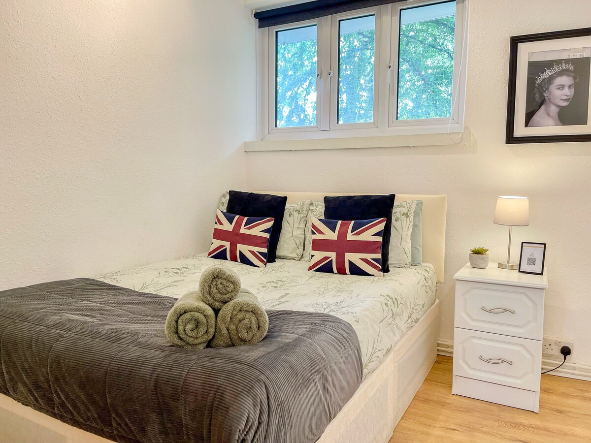 საძინებელი 3 აღჭურვილია კომფორტული ორსაწოლიანი საწოლით, რომელიც იდეალურია დასასვენებლად. საცხოვრებელი მდებარეობს Green Lanes-ში, კლისოლდ-პარკთან, Stoke Newington-თან, Crouch End-თან, Manor House-თან, Holloway-თან, Highbury & Islington-თან, Alexandra Palace-თან, Emirates Stadium-თან (Arsenal FC) და Finsbury Park-თან.