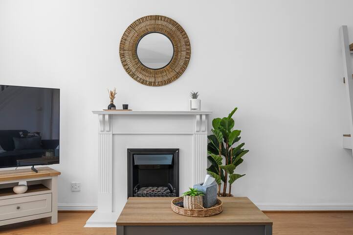 Free Parking + Garden • Sleeps 7 • 3-Bed Retreat