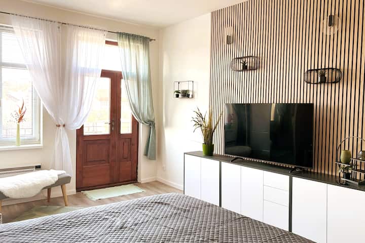 Tërhiqu me karakter - dhoma e gjumit ka një dizajn të qetë, shtroja krevati me cilësi të lartë dhe një ndjesi rehatie në hotel