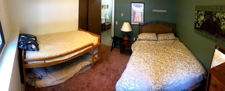 Deuxième chambre (lit Queen Size et lits superposés)