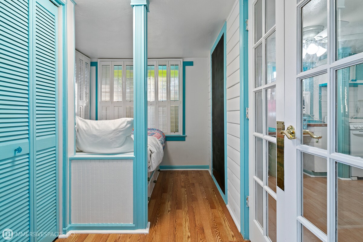 Spavaća soba 2 u Blue Love Shacku (ukupno 3 spavaće sobe). Ovdje se može postaviti veliki krevet i dva pomoćna kreveta. Ploča za zabavu! Ormar za osobne stvari