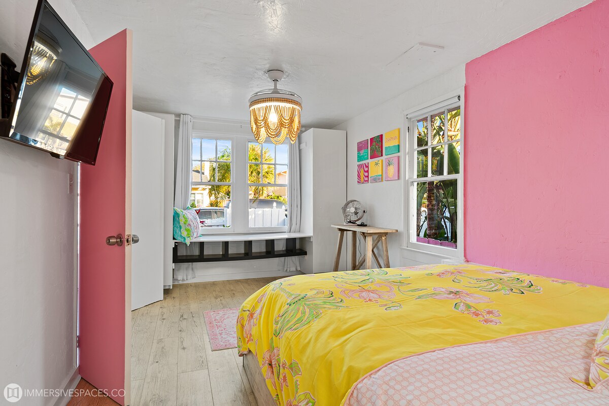 Pink Love Shack – 1. spavaća soba. Bračni krevet, radni stol, TV od 32 inča, sauna u istoj spavaćoj sobi. Ispred kreveta moguće je postaviti dva pomoćna ležaja. 