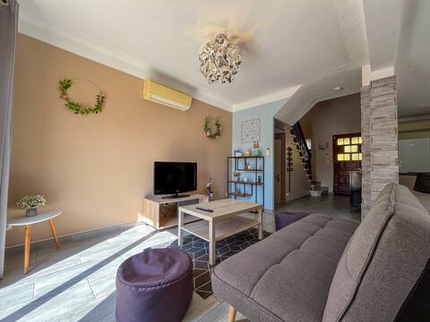 Large quiet house with pool