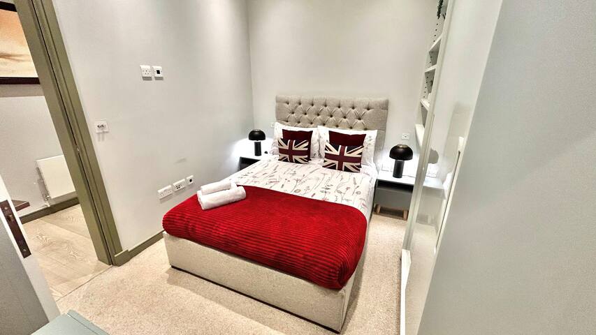 3BDR Mayfair Flat w. Private Patio near Hyde Park gallery image 4