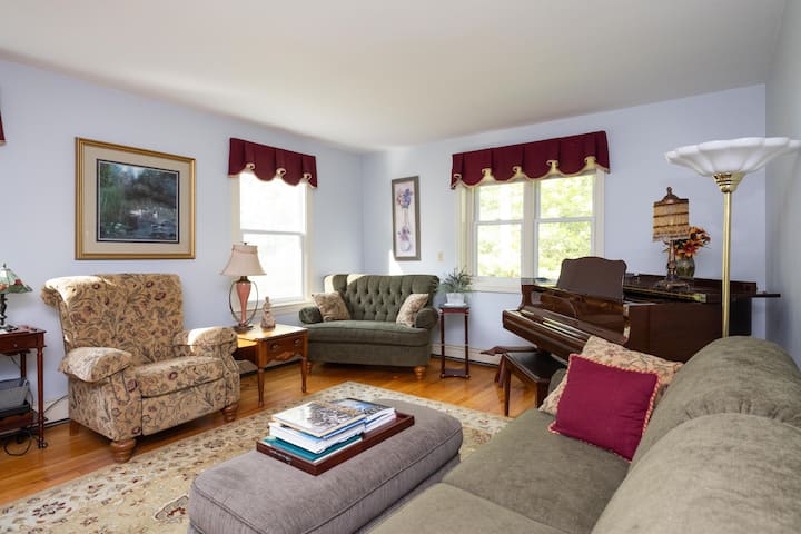 Cape Cod Retreat. 5 Minutes To Beach - Falmouth, MA