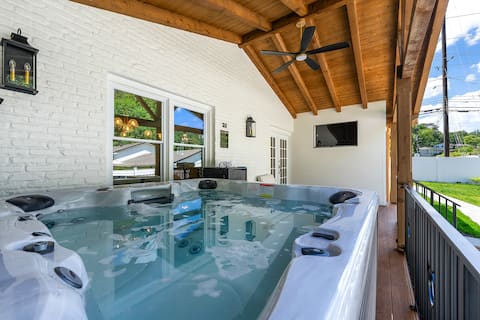 Hot Tub + Arcade + Game Rooms | Luxury 5 star stay