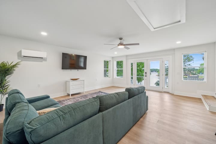 Cozy Cove Lakefront Home-kayaks, Arcade, & Firepit - Tuckertown Reservoir, NC