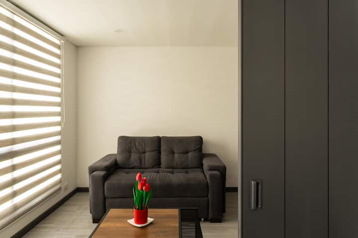 Собата е опремена со кауч на спуштање кој може да се користи како кревет за едно возрасно лице или две деца.