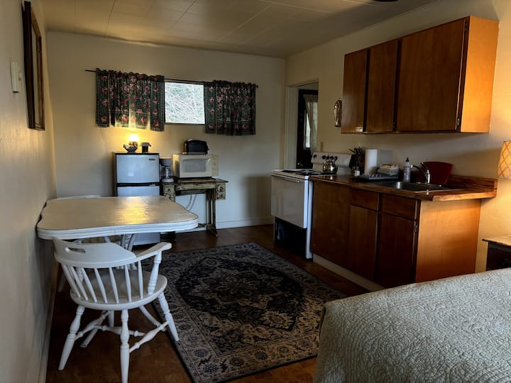 Motel Del Rogue River Suite #9 (Upstairs) - Grants Pass, OR