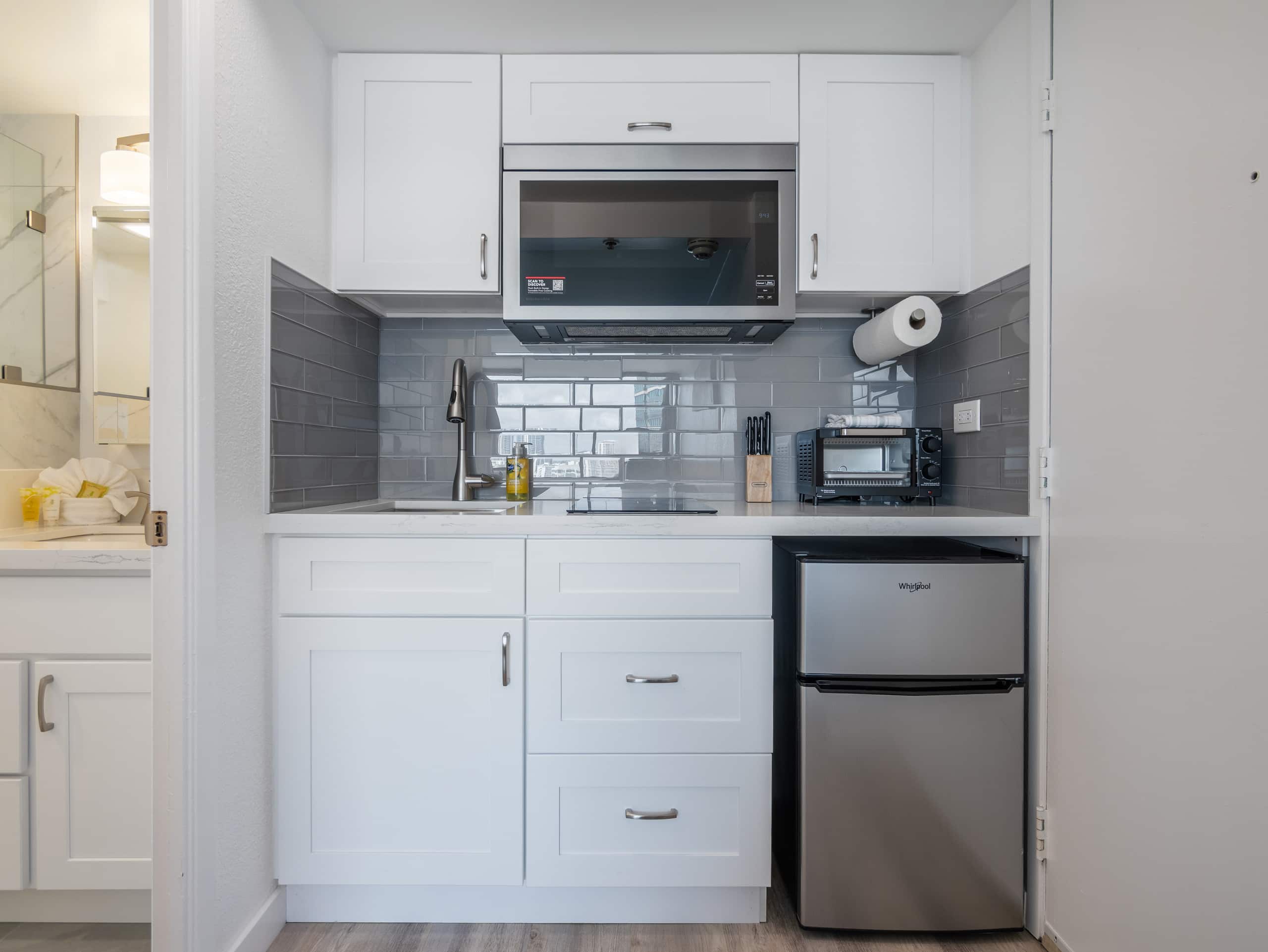 Renovated Cute Cozy Studio in Waikiki - Image 4