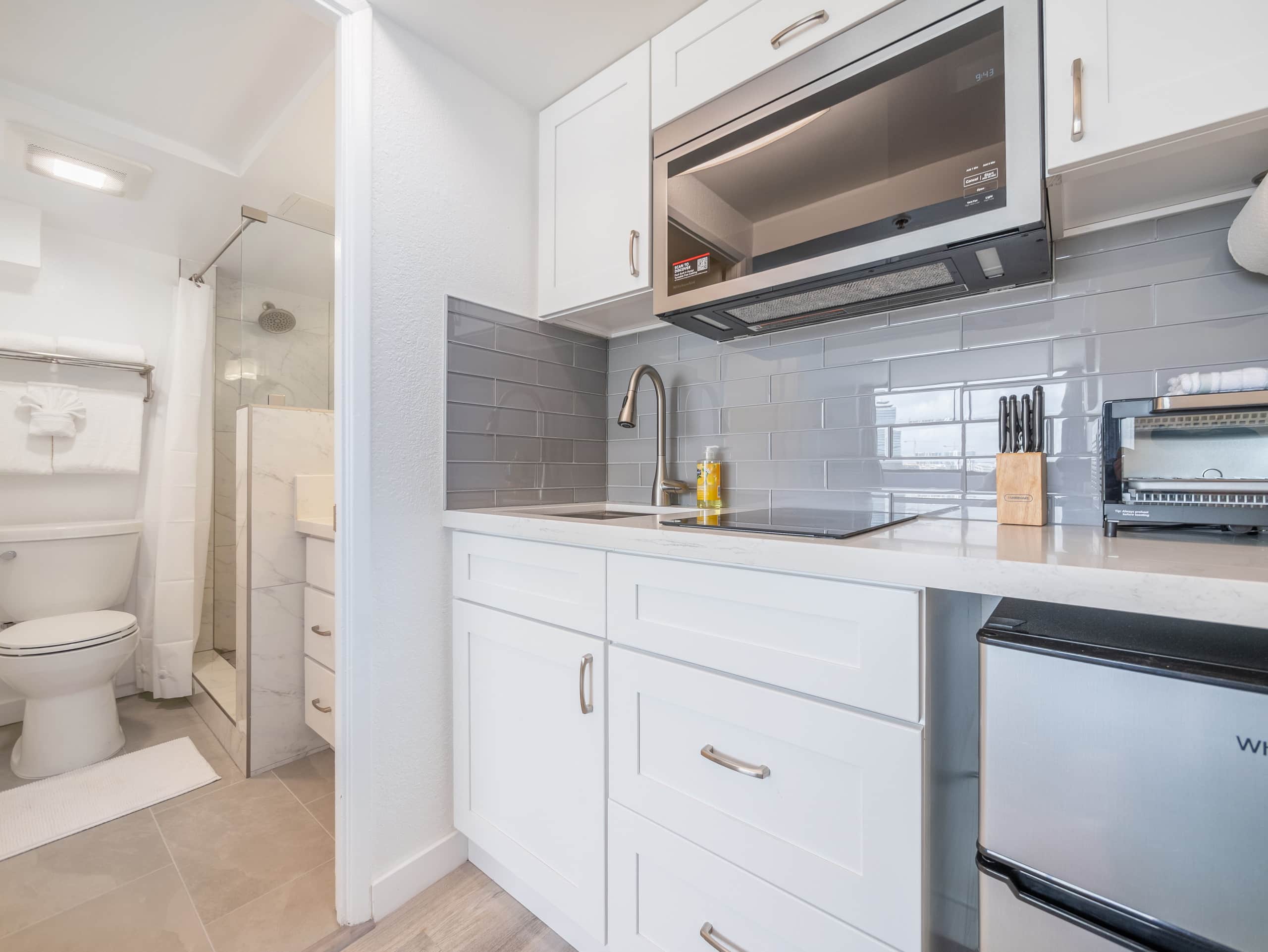 Renovated Cute Cozy Studio in Waikiki - Image 5