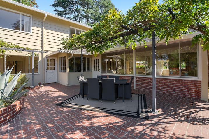 Charming Family Retreat gallery image 3