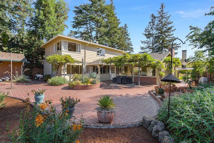 Charming Family Retreat gallery image 2