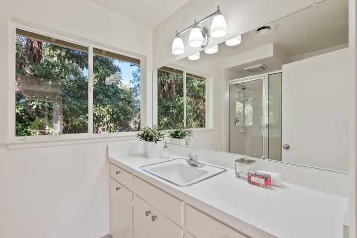 Charming Family Retreat gallery image 5