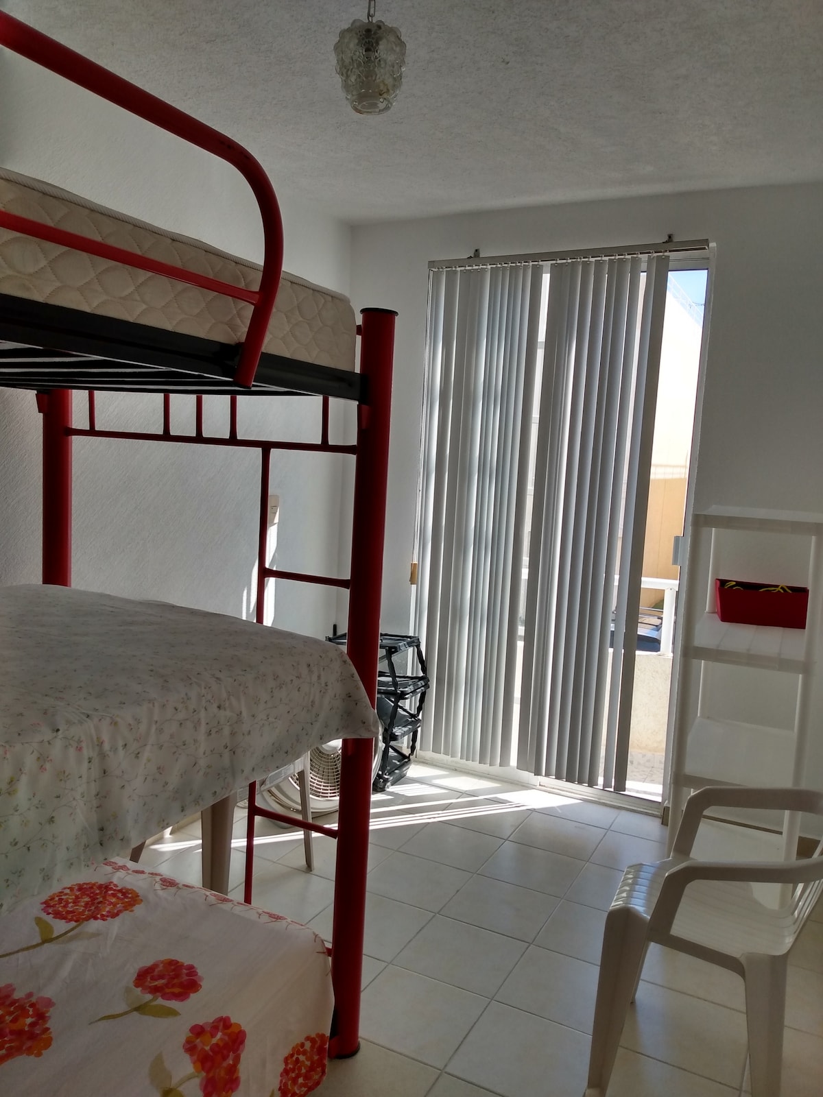 Recámara con balcón hacia el área de estacionamientos.