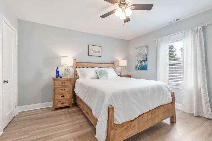 Kitanda cha kifahari kinasubiri katika chumba cha kulala cha msingi