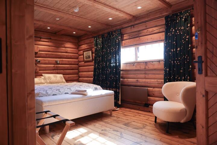 Ყველა ფლიგელში არის ორადგილიანი საწოლი, კარგი სკამი, გარდერობი და ბარგის საკიდი