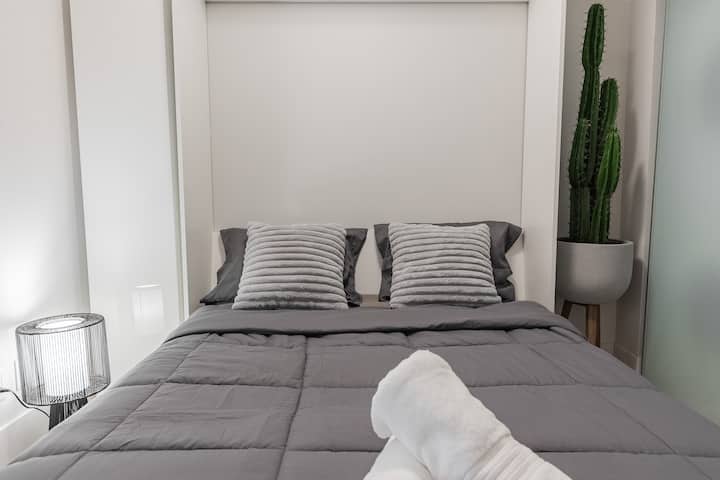 U elegantnoj jazbini nalazi se Murphyjev krevet za dodatni prostor za spavanje, a da pritom ne žrtvujete udobnost.