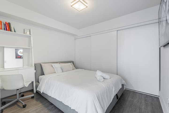 Čvrsto spavajte na plišanom bračnom krevetu s hrskavom hotelskom posteljinom i mekim poplunima.