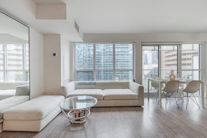 Opustite se u udobnom dnevnom boravku s Smart TV-om i udobnom garniturom za sjedenje — savršeno za opuštanje.