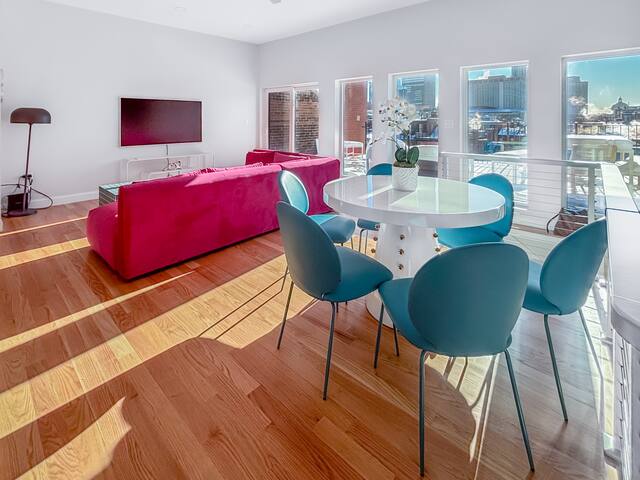 Stunning Penthouse, Private Deck & River Views gallery image 5