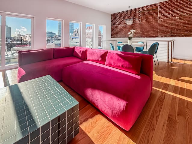 Stunning Penthouse, Private Deck & River Views