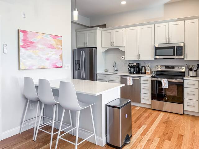 Stunning Penthouse, Private Deck & River Views gallery image 4