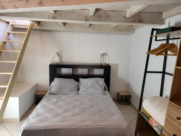 Amplia habitación en altillo