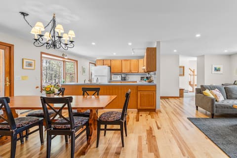 Successful Airbnb property: Lovely House 5 Min to Beach - Deck, Grill, Garage in Orleans