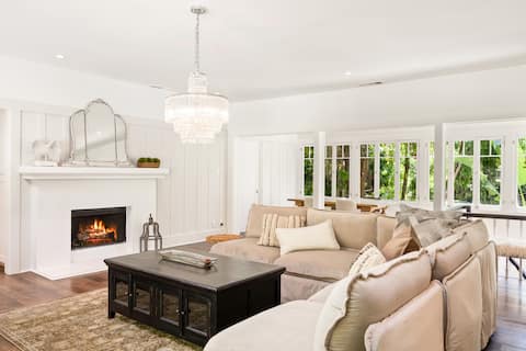 Top performing Airbnb: Stylish Modern Retreat in Prime Los Angeles in Beverly Crest