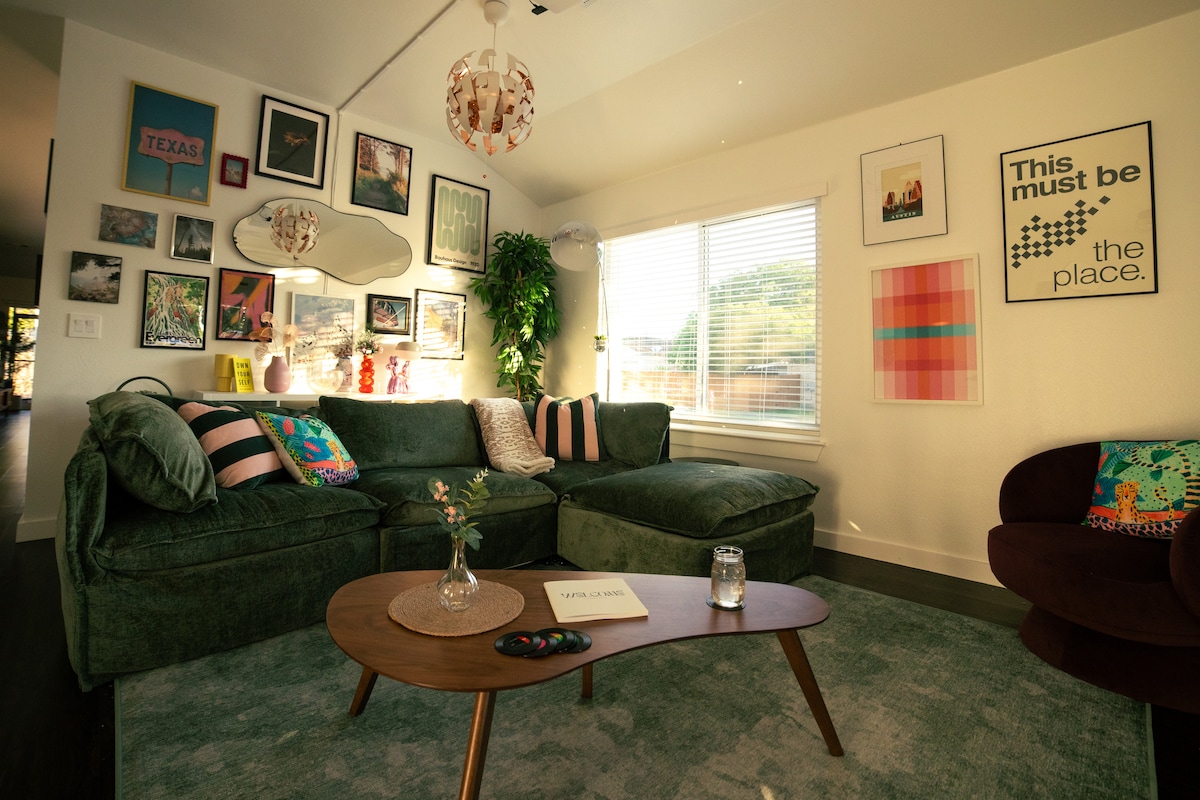 Top Airbnb: The Lantern House Experience in TX! Pet-Friendly in Pflugerville