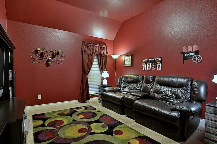 Massive 4 Bedroom In Great Neighborhood! - Pearland, TX