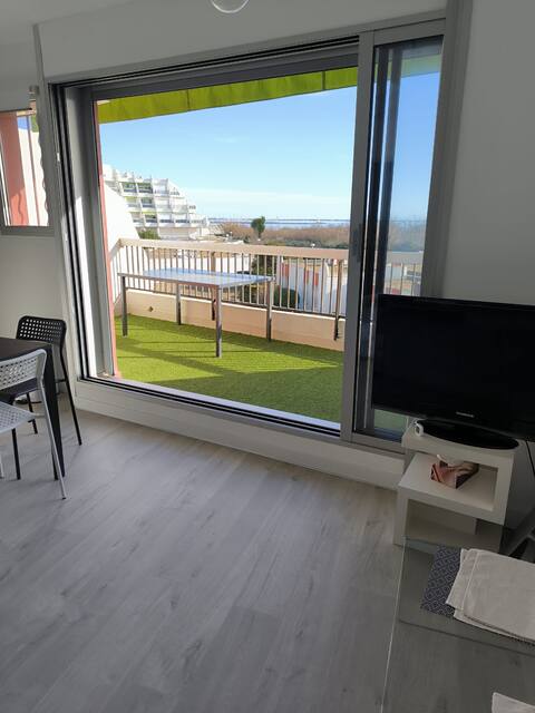 Top performing Airbnb: Seaside 2-bedroom apartment + Cabin + Parking in La Grande Motte