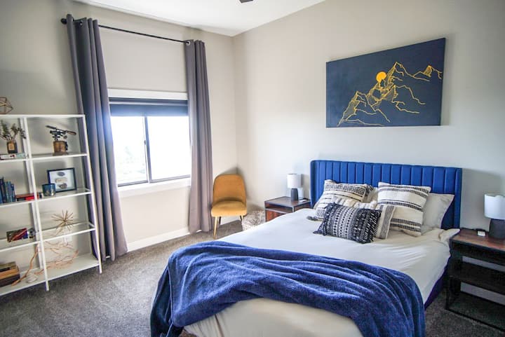 La habitación Sunset, con cama tamaño queen, ofrece persianas enrollables, cortinas opacas y un gran vestidor.