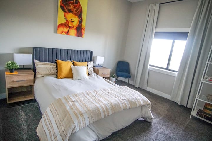 La habitación Queen Set Sunrise ofrece un gran vestidor, persianas enrollables y cortinas opacas.