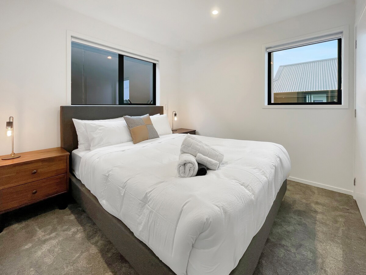 Спалната соба вклучува доволно простор за складирање и удобен брачен кревет (широк 150-179 см).