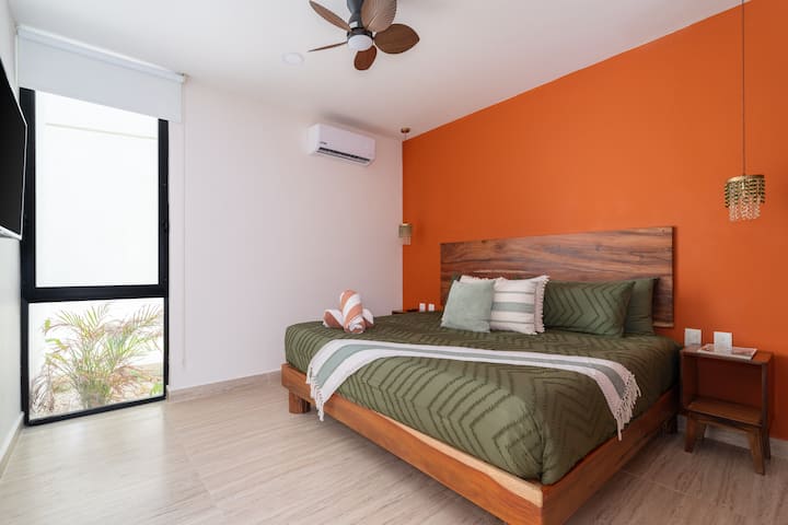 Спална соба со брачен кревет и телевизор