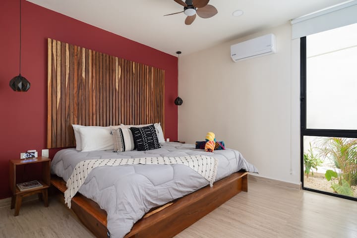 Брачен кревет (широк 180-220 см) со телевизор