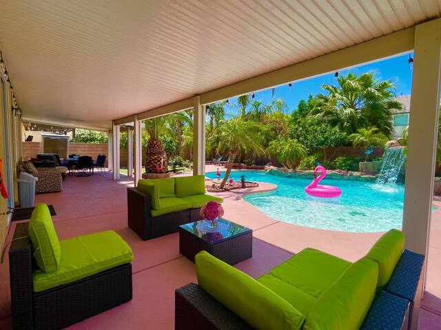 Your Oasis Retreat awaits Waterfall Pool Hot-tub gallery image 2